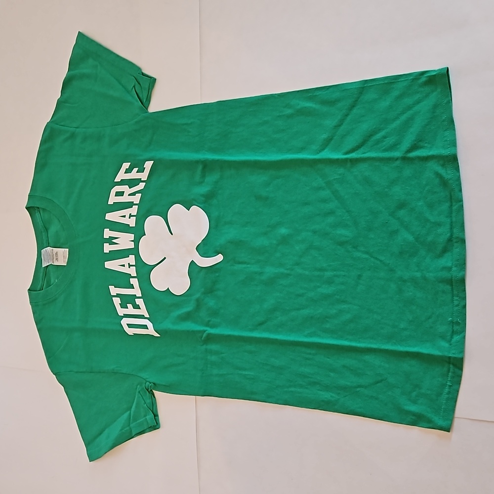 Gildan, Delaware, Clover, green and white, tee shirt. Size SP